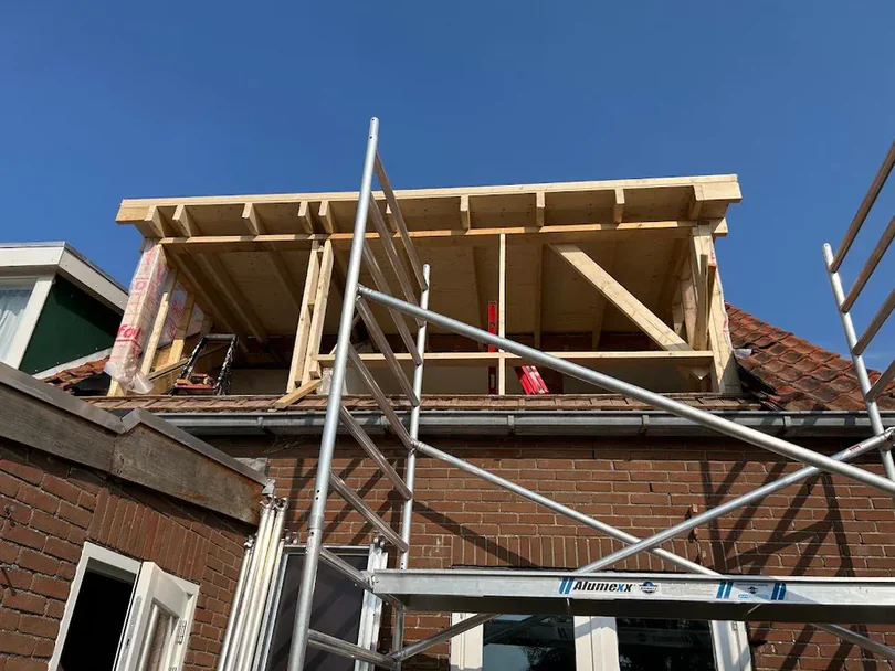 Houten dakkapelframe op een woning, in aanbouw door Bouwbedrijf R. Vlieland